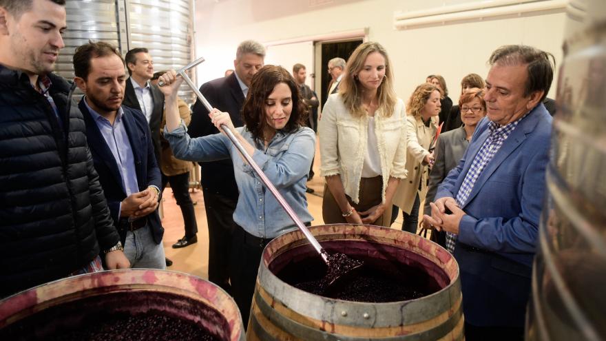 Isabel Díaz Ayuso durante su visita a las bodegas Licinia y Muss