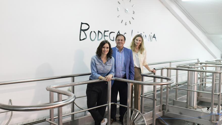 Isabel Díaz Ayuso durante su visita a las bodegas Licinia y Muss