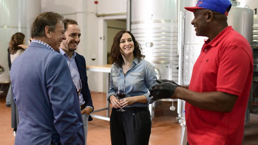 Isabel Díaz Ayuso durante su visita a las bodegas Licinia y Muss