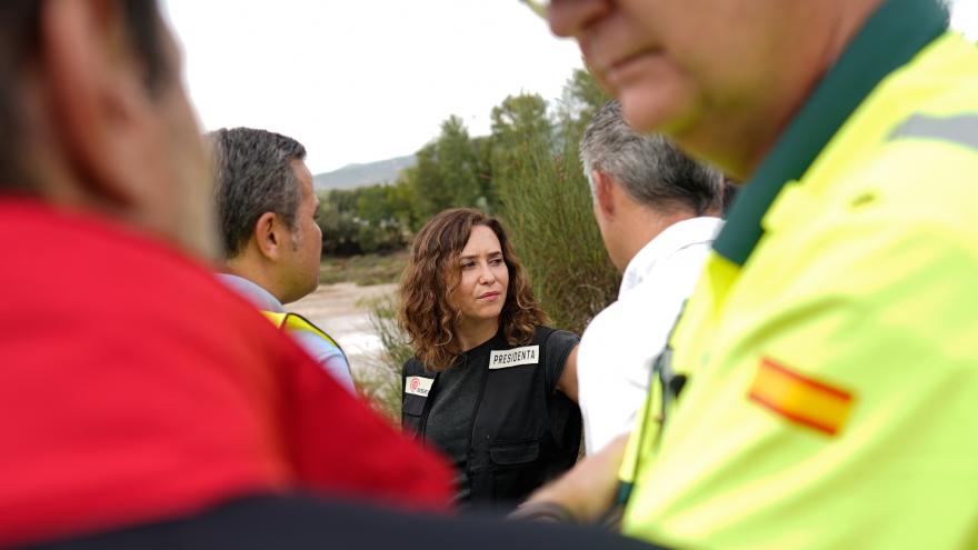 La presidenta Isabel Díaz Ayuso durante su visita a Aldea del Fresno tras la DANA