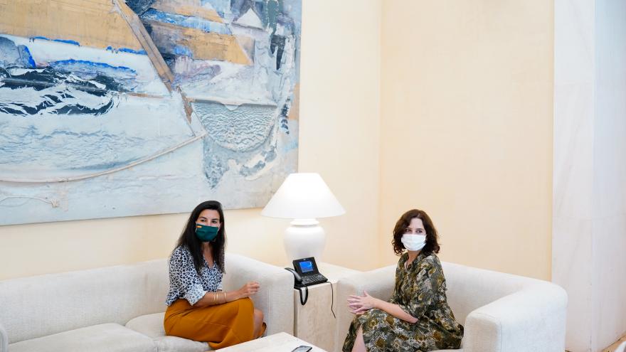 Díaz Ayuso detalla a la oposición el plan de comienzo del curso escolar en la región Isabel Díaz Ayuso se reúne con la portavoz del Grupo VOX en la Asamblea de Madrid, Rocío Monasterio.