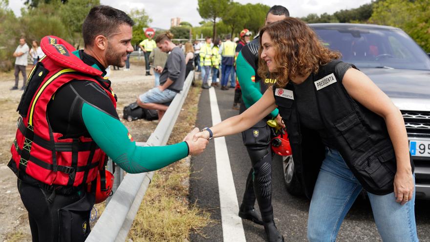 La presidenta Isabel Díaz Ayuso durante su visita a Aldea del Fresno tras la DANA