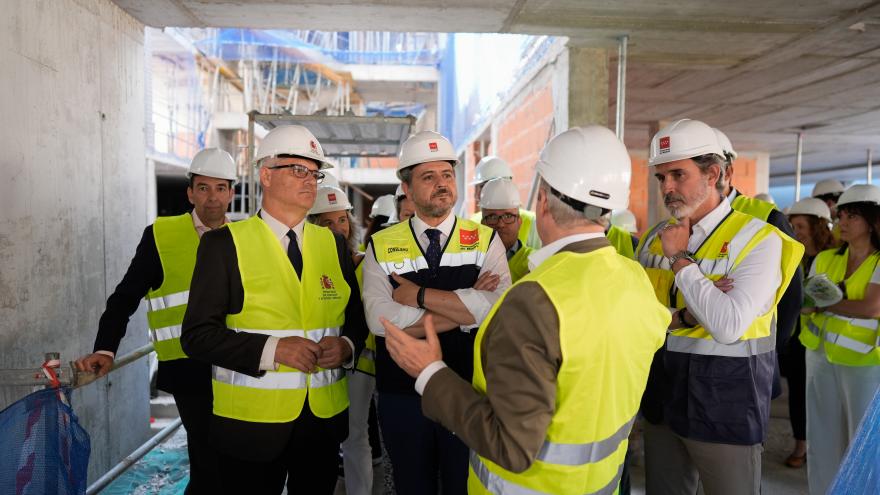 El consejero Jorge Rodrigo durante su visita en Arganda del Rey a la construcción de nuevas viviendas del Plan Vive