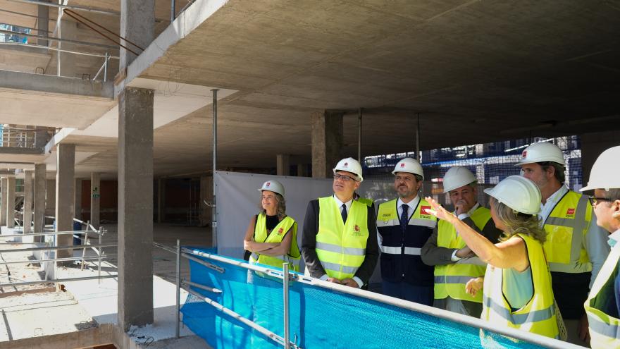 El consejero Jorge Rodrigo durante su visita en Arganda del Rey a la construcción de nuevas viviendas del Plan Vive