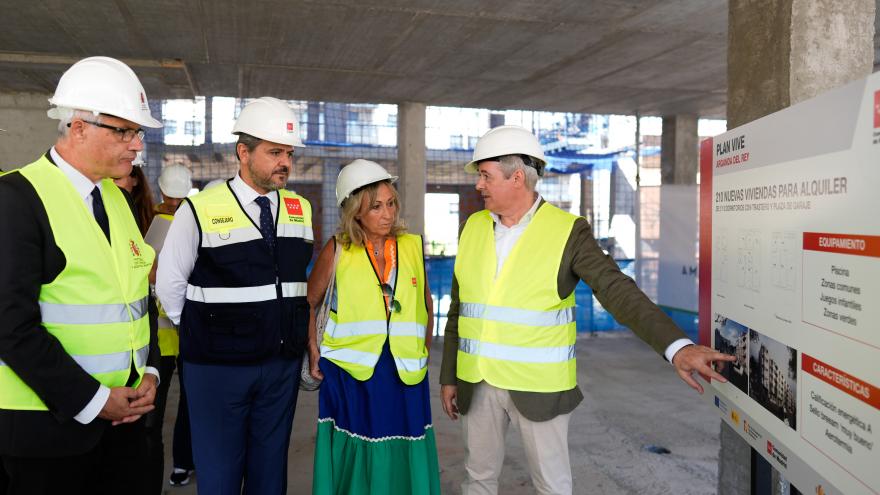El consejero Jorge Rodrigo durante su visita en Arganda del Rey a la construcción de nuevas viviendas del Plan Vive