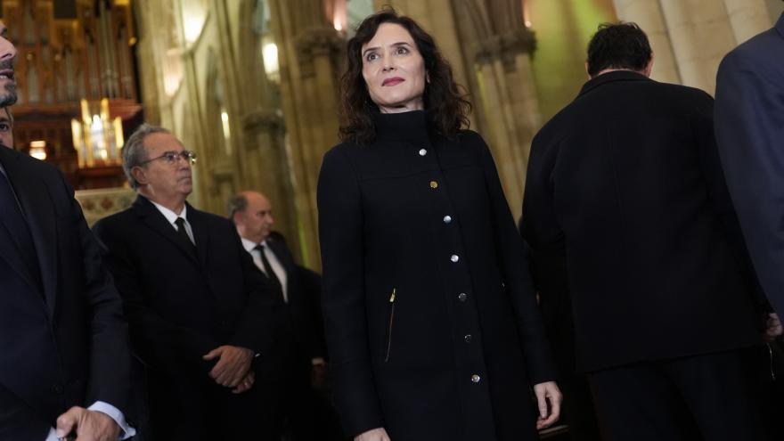 La presidenta Isabel Díaz Ayuso durante la misa funeral 