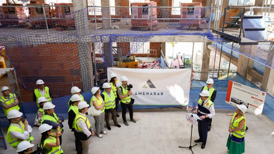 El consejero Jorge Rodrigo durante su visita en Arganda del Rey a la construcción de nuevas viviendas del Plan Vive