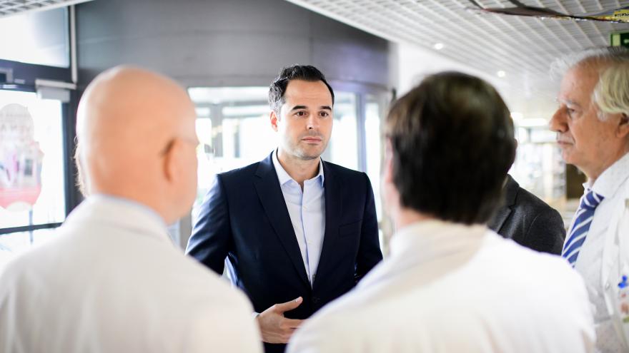 Ignacio Aguado durante la visita al hospital