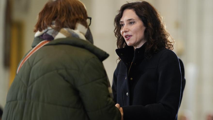 La presidenta Isabel Díaz Ayuso durante la misa funeral 