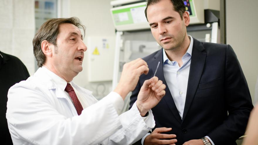 Ignacio Aguado durante la visita al hospital