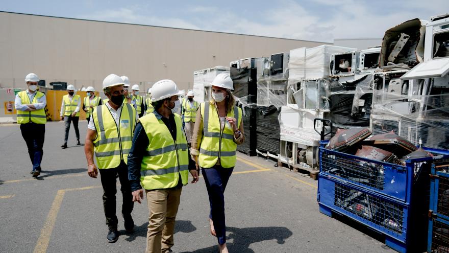 Paloma Martín ha visitado la planta de ILUNION Reciclados en Campo Real