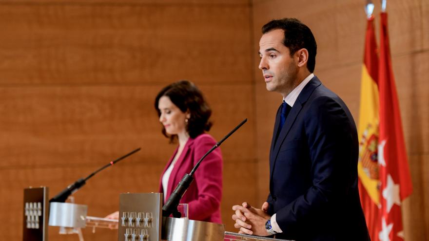 Díaz Ayuso e Ignacio Aguado Ayuso y Aguado durante la rueda de prensa posterior al Consejo
