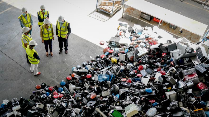 Paloma Martín ha visitado la planta de ILUNION Reciclados en Campo Real