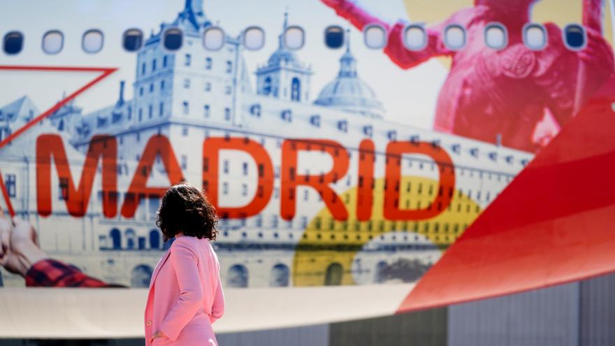 Díaz Ayuso presenta el Airbus de Iberia vinilado con la imagen de la Comunidad.