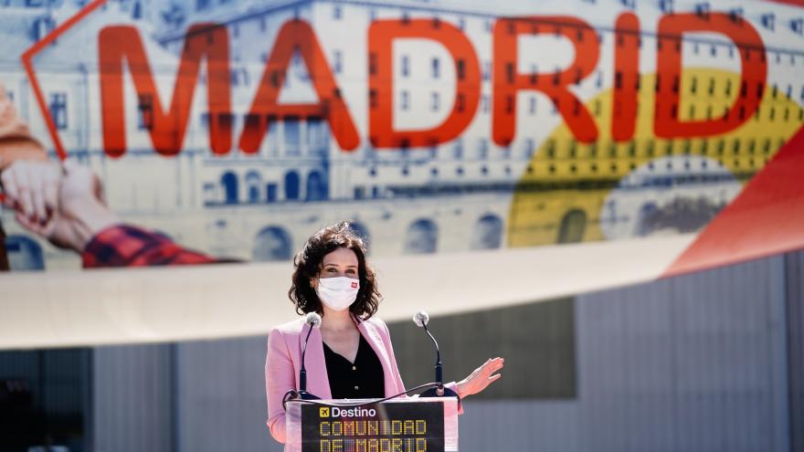 Díaz Ayuso presenta el Airbus de Iberia vinilado con la imagen de la Comunidad.