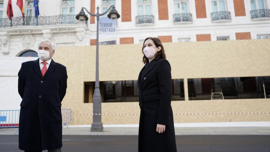 Díaz Ayuso visita el montaje del tradicional Belén de la Puerta del Sol, ubicado este año en el exterior de la Real Casa de Correos