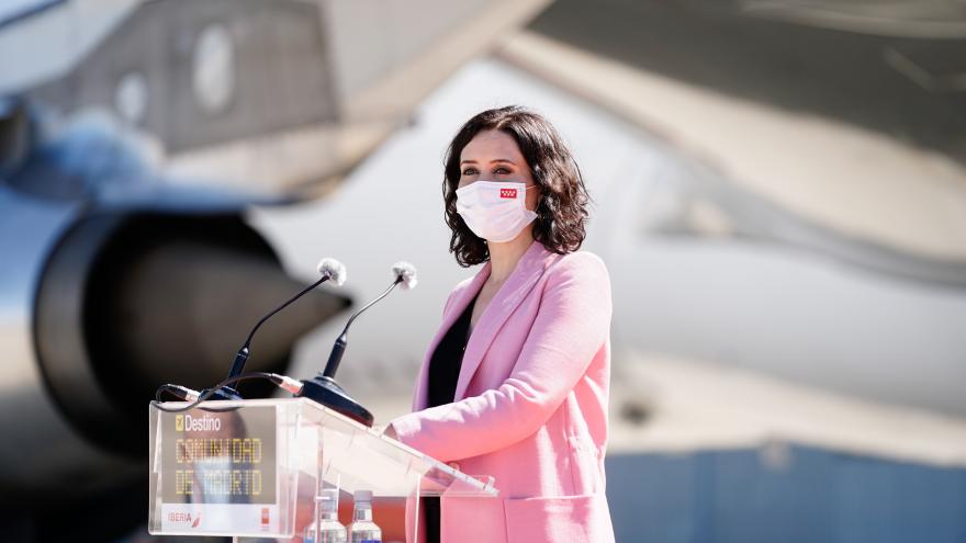 Díaz Ayuso presenta el Airbus de Iberia vinilado con la imagen de la Comunidad.