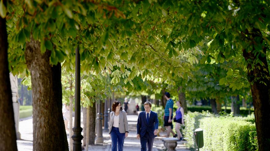 Imagen de Díaz Ayuso y Almeida en el Parque del Retiro de Madrid