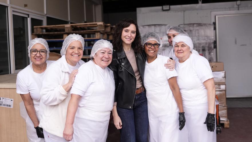 La presidenta Isabel Díaz Ayuso durante la visita 