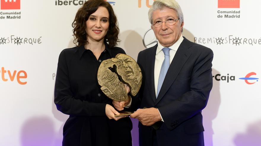 Isabel Díaz Ayuso junto a Enrique Cerezo en la ceremonia de presentación de los XXV Premios José María Forqué