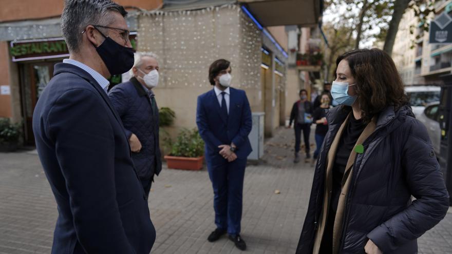 Díaz Ayuso traslada a los hosteleros catalanes las medidas antiCOVID-19 que han permitido mantener abierta la restauración en Madrid