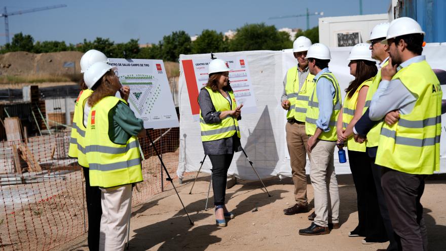 La consejera Fátima Matute durante su visita en Leganés a las obras del nuevo Centro de Salud Campo de Tiro