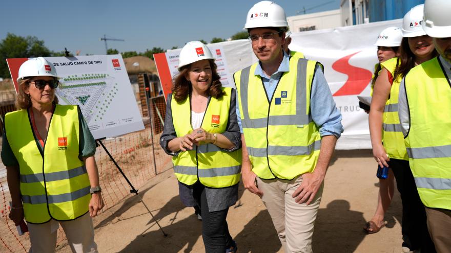 La consejera Fátima Matute durante su visita en Leganés a las obras del nuevo Centro de Salud Campo de Tiro