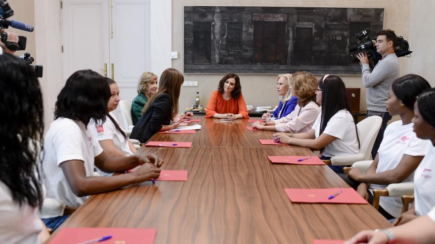 Imagen de Isabel Díaz Ayuso durante la reunión con un grupo de mujeres supervivientes de la explotación sexual