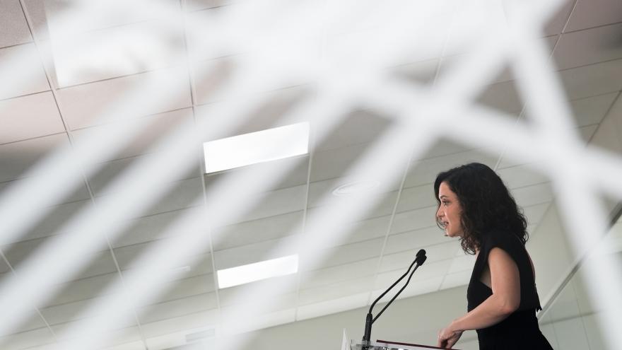 La presidenta Isabel Díaz Ayuso durante su visita a la Escuela de Cinematografía y del Audiovisual de la Comunidad de Madrid