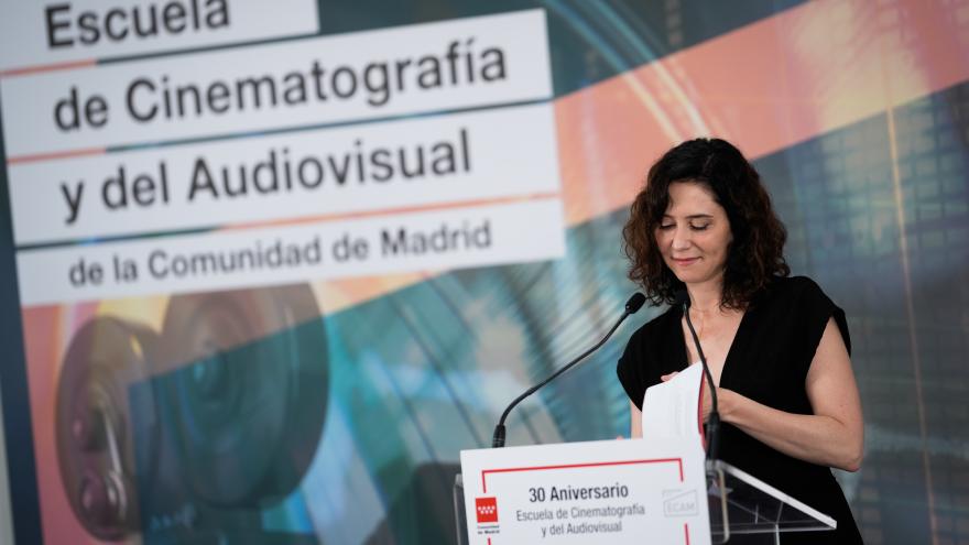 La presidenta Isabel Díaz Ayuso durante su visita a la Escuela de Cinematografía y del Audiovisual de la Comunidad de Madrid