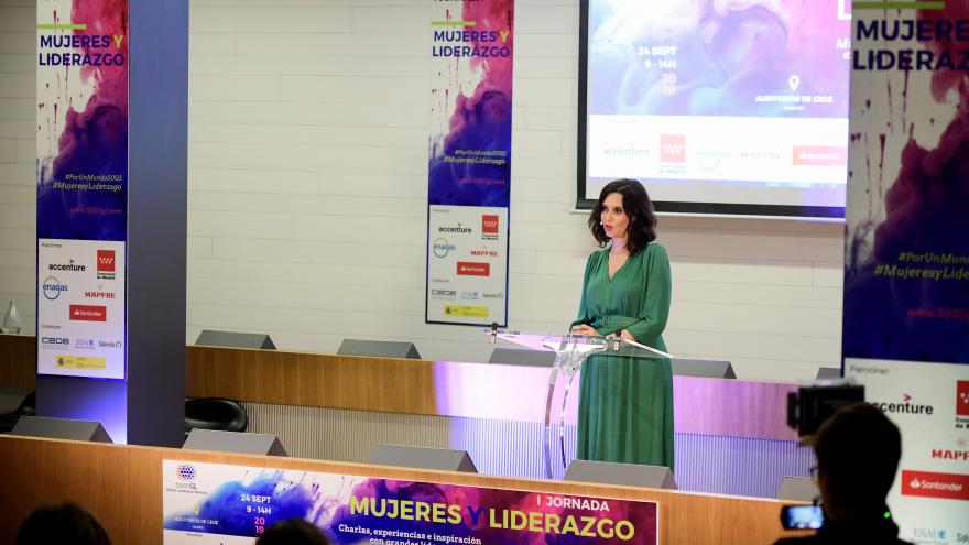 Ayuso hablando desde la tribuna