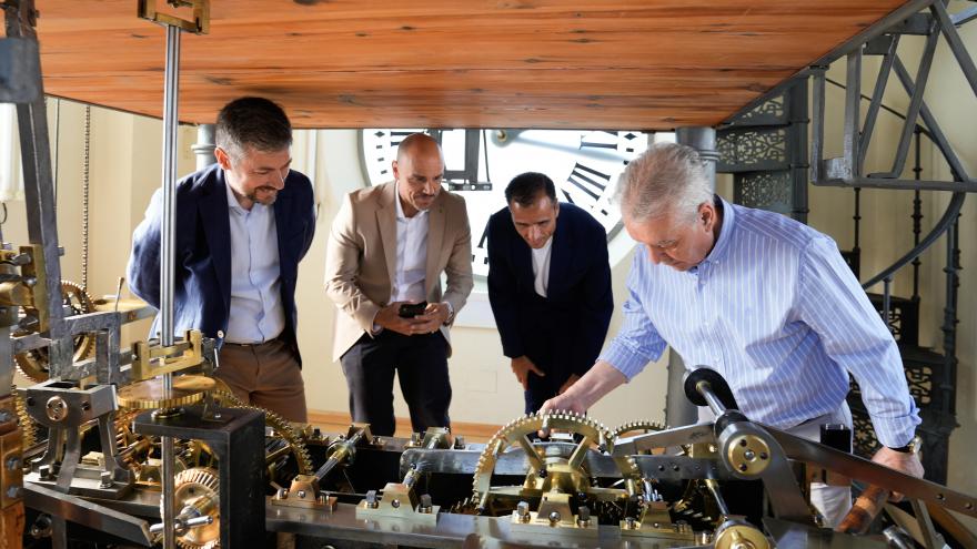 El consejero Miguel Ángel García Martín en la Real Casa de Correos con el Gobierno canario