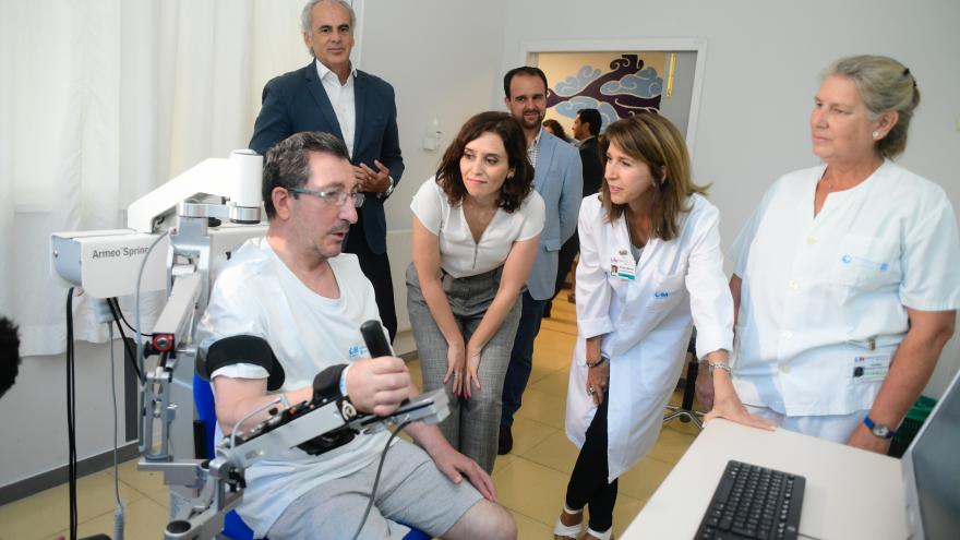 Isabel Díaz Ayuso durante una visita al Hospital de Guadarrama