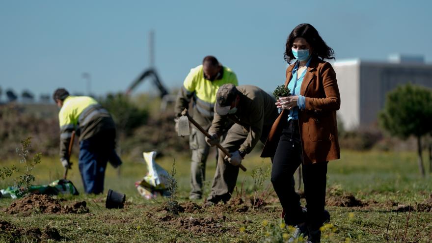 Díaz Ayuso asiste al comienzo de la reforestación que se llevará a cabo en el Parque de la Alhóndigo, en Getafe