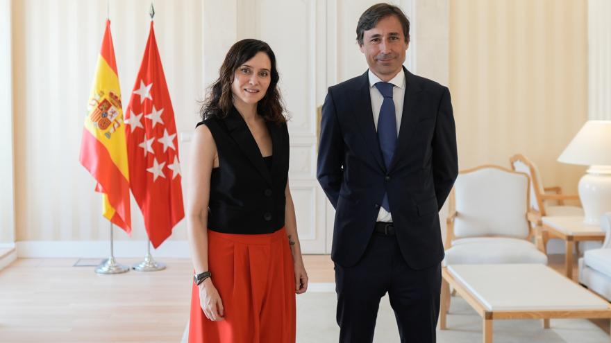 La presidenta Isabel Díaz Ayuso durante su reunión con el presidente de Microsoft España Paco Salcedo