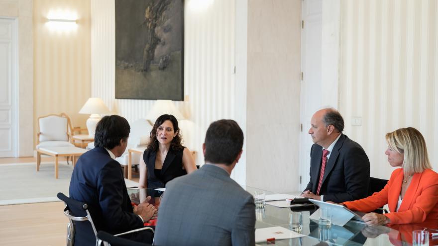 La presidenta Isabel Díaz Ayuso durante su reunión con el presidente de Microsoft España Paco Salcedo