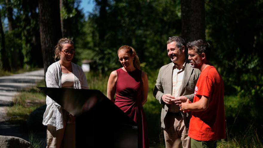 Dávila y de Paco Serrano visitan el campamento internacional Camino de Papel II Los consejeros Ana Dávila y Mariano de Paco Serrano en el campamento internacional Camino de Papel II