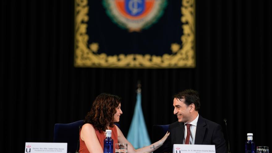 La presidenta Isabel Díaz Ayuso durante la toma de posesión del nuevo rector de la URJC