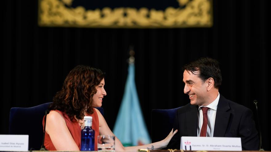 La presidenta Isabel Díaz Ayuso durante la toma de posesión del nuevo rector de la URJC