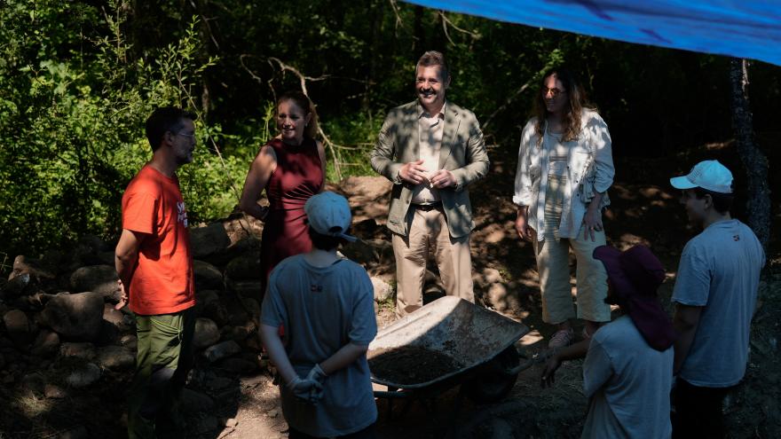 Dávila y de Paco Serrano visitan el campamento internacional Camino de Papel II Los consejeros Ana Dávila y Mariano de Paco Serrano en el campamento internacional Camino de Papel II