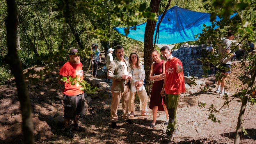 Dávila y de Paco Serrano visitan el campamento internacional Camino de Papel II Los consejeros Ana Dávila y Mariano de Paco Serrano en el campamento internacional Camino de Papel II