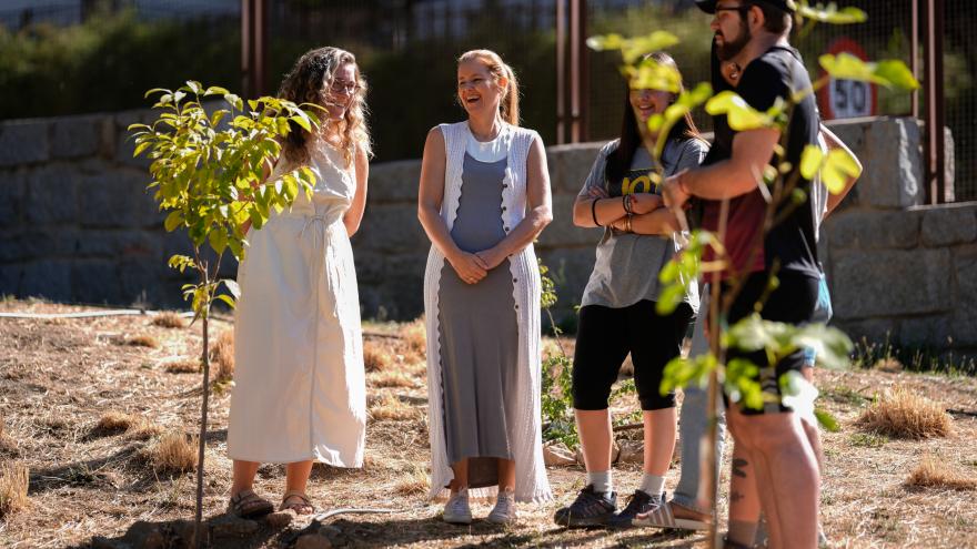 Ana Dávila visita en el Albergue Villa Castora, en Cercedilla, el campo de voluntariado Equilibrios Biológicos