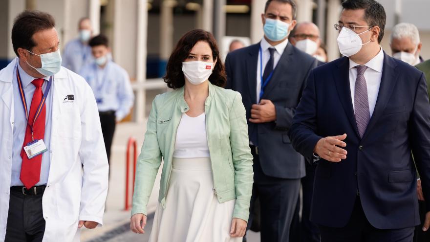 Isabel Díaz Ayuso visita, junto a Apostolos TziTzikostas, el Hospital Enfermera Isabel Zendal