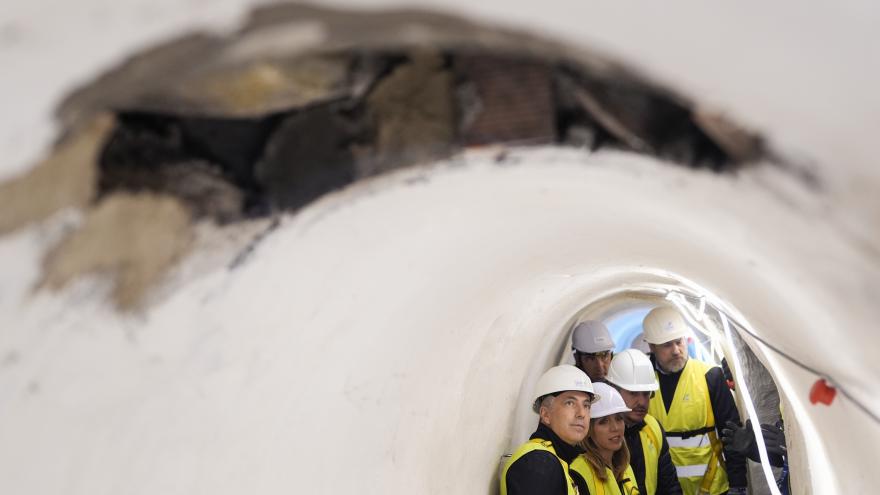 El consejero Carlos Novillo durante la visita