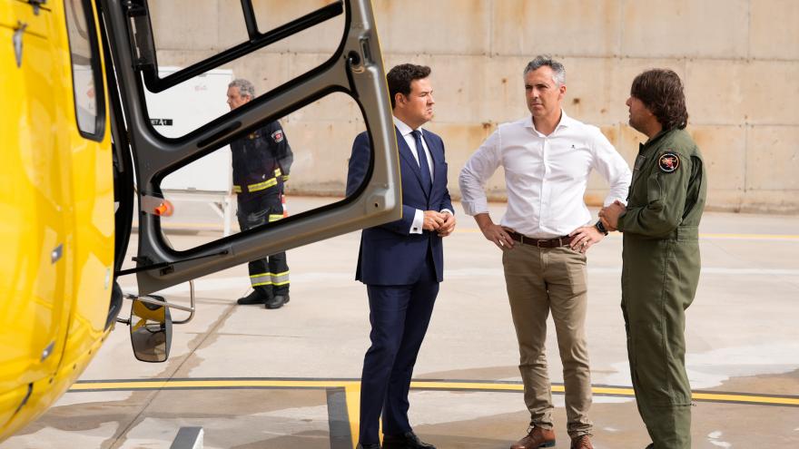 El consejero Carlos Novillo en la renovada helisuperficie del INFOMA 2025