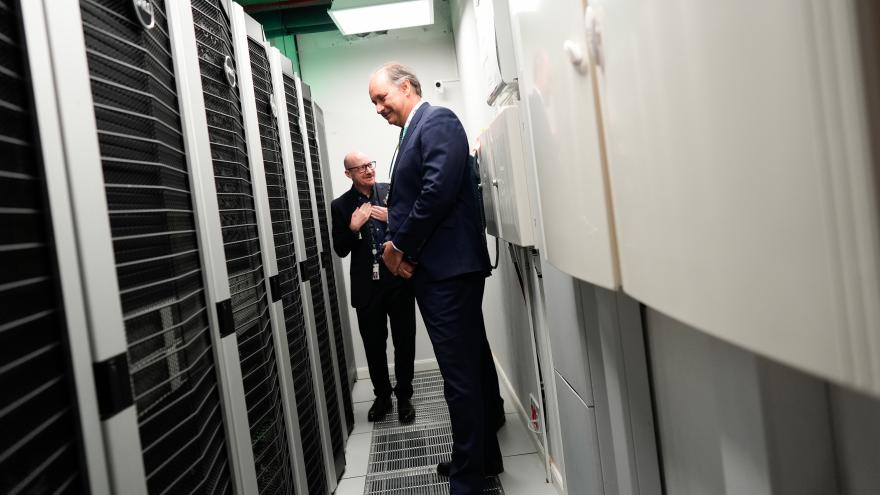 Los consejeros Emilio Viciana y Miguel López-Valverde durante su visita a la sede del IMDEA Software