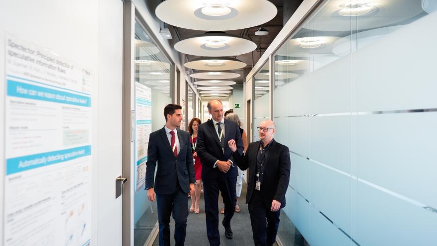 Los consejeros Emilio Viciana y Miguel López-Valverde durante su visita a la sede del IMDEA Software