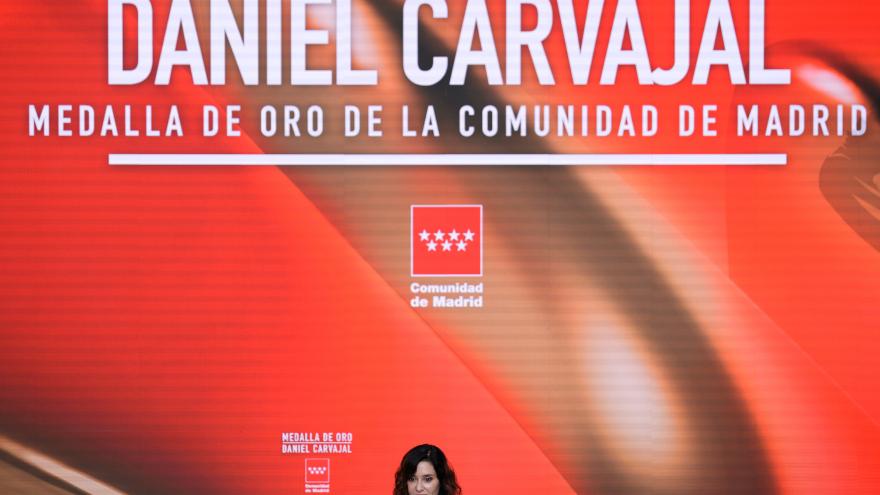 La presidenta Isabel Díaz Ayuso durante la entrega de la Medalla de Oro de la Comunidad de Madrid a Dani Carvajal 