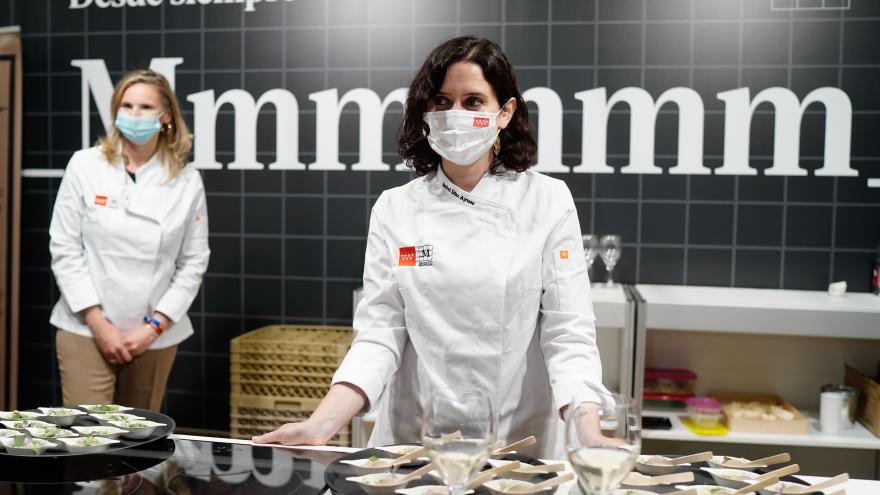 Díaz Ayuso presenta a los chefs Daniel Ochoa y Luis Moreno del restaurante Montia como nuevos embajadores de Alimentos de Madrid