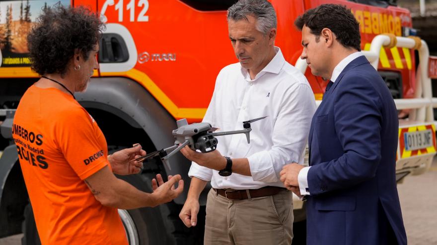 El consejero Carlos Novillo en la renovada helisuperficie del INFOMA 2025